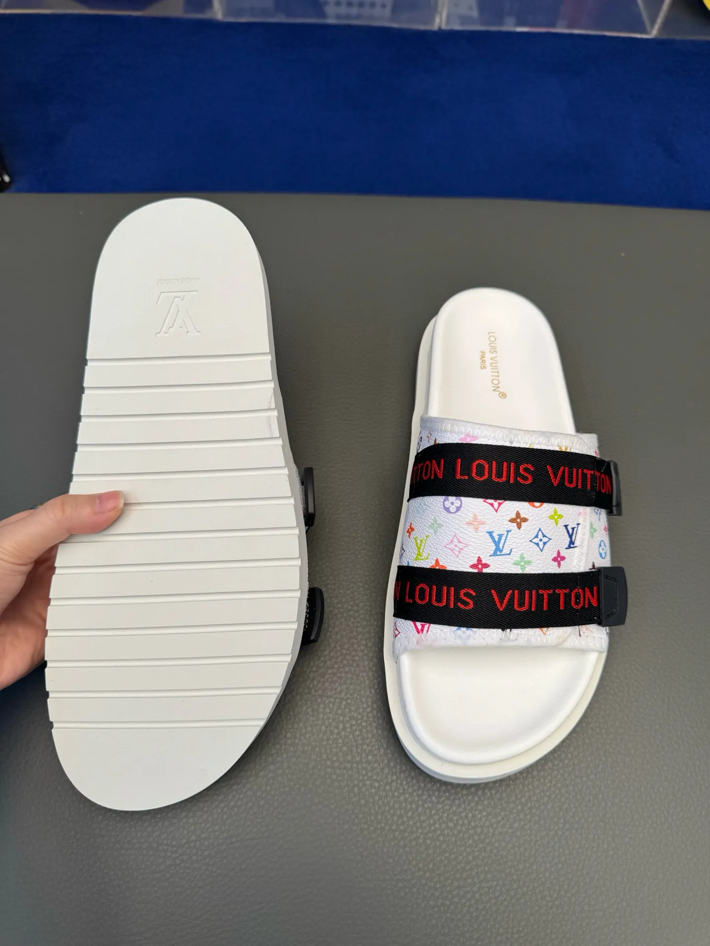 [L Home] P: 340💰Size: 38-45 Top purchasing lv men's summer slippers, classic presbyopia with soft real leather lining, unique color splicing effect, distinctive personality, fashionable and trendy essential style, light and comfortable. Lightweight and tough rubber insole, micro ridged foam outsole, super comfortable!
